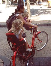 bambini in bicicletta